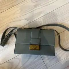 Charles&Keith メタリックプッシュロック クロスボディバッグ