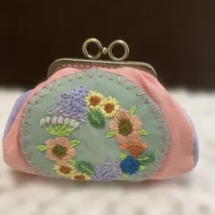 花リース手刺繍がま口ポーチ ピンク×パープル　マチあり