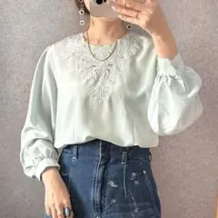 ヴィンテージ レトロ古着 クラシカル刺繍ブラウス ノーカラー 後ボタン 薄緑系