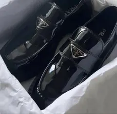 PRADA ブラック エナメル ローファー
