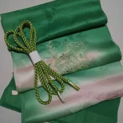 和装小物 正絹落ちついた緑の濃淡とオフホワイトに刺繍柄入り帯揚げ 帯締め セット