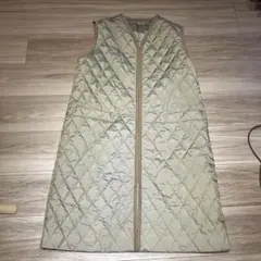 ベージュ カーキ　キルティング ノースリーブベスト　着丈93㌢
