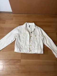 ホワイトデニムジャケット スタッズ付き