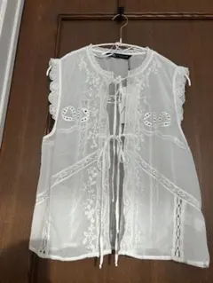 ◆（新品）ZARA◆刺繍入りベスト
