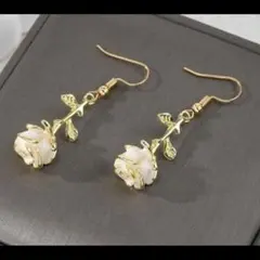 ホワイトローズピアス☆