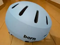 bern ライトブルー ヘルメットのサムネイル