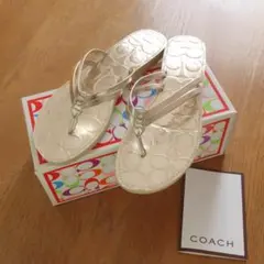 coach シグネチャー レザー ゴールド サンダルのサムネイル