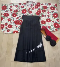 卒業式　キャサリンコテージ　椿ベージュと黒袴、帯枕付き袴下帯の3点セット