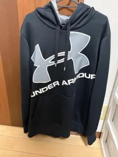 UNDER ARMOUR ブラックパーカー フード付き