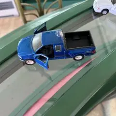 青いピックアップトラック