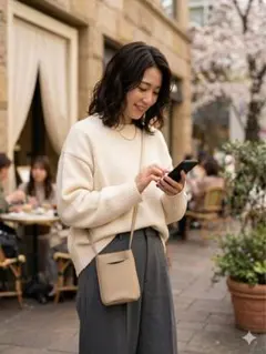 新品未使用　レザー調 スマホショルダーポーチ オフホワイト サコッシュ 縦型