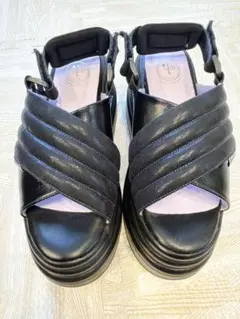 【美品】YOSUKE 厚底サンダル ブラックのサムネイル