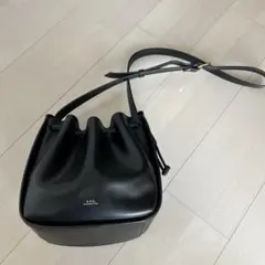 A.P.C. レザー 巾着 ショルダーバッグ ブラック