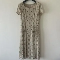 Sybilla シビラ 総柄刺繍 半袖ワンピース ベージュのサムネイル