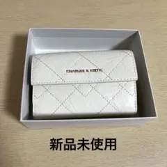 CHARLES&KEITH ドゥオ キルトフォルドオーバーウォレット　クリームのサムネイル