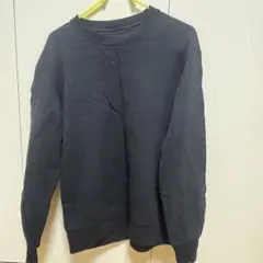 黒のクルーネックトレーナー
