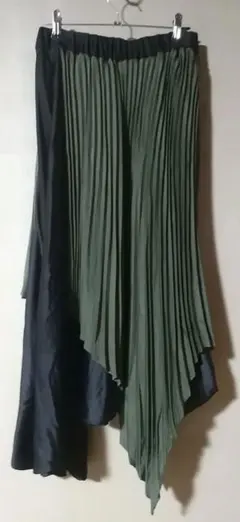 オリーブグリーンとブラックのレイヤード風プリーツスカート