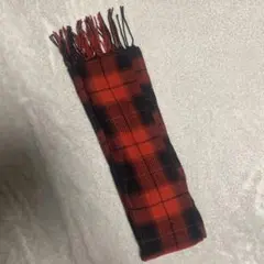赤と黒のチェック柄マフラー