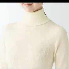 無印良品 首のチクチクを抑えたリブタートルネック洗えるセーターホワイト