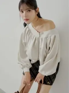 chico オフショルダージップアップスウェットトップス