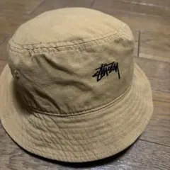 美品　STUSSY ステューシー バケットハット ロゴ刺繍 ベージュ