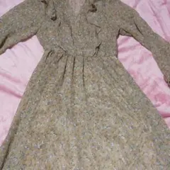 ベージュ地色に小花散りばめた可愛いミディワンピースです