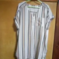 ストライプ Vネック 半袖シャツ。