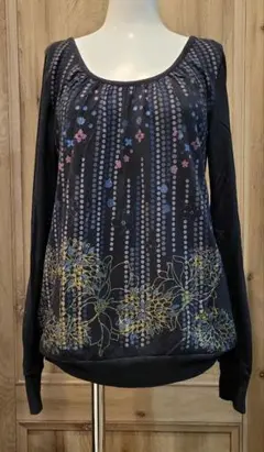 スカラー　花柄刺繍の長袖トップスのサムネイル