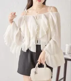 Chico 2wayフリルオフショルブラウス　白のサムネイル