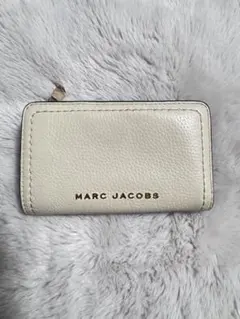 MARC JACOBS 二つ折り財布 シルバー グリッター - メルカリ