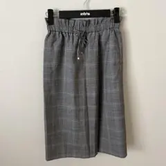 WORK TRIP OUTFITS 薄手　グレー　チェック　スカートのサムネイル