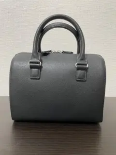 黒 ボストンバッグ シルバーのファスナー付き