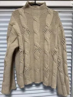 ベージュ ケーブル編み ハイネックセーター