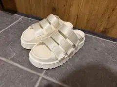 UGG 厚底サンダル ホワイト　新品未使用品のサムネイル