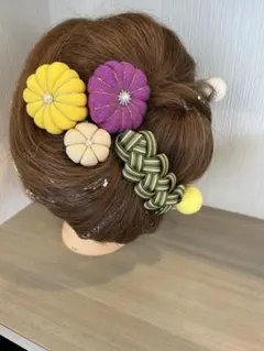 花形髪飾りとストライプクリップ