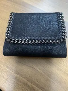 黒いチェーン装飾付き三つ折り財布のサムネイル