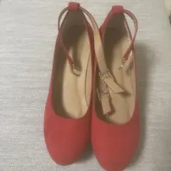 赤いスエード太ヒールパンプス