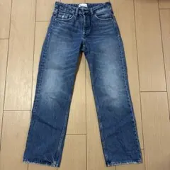 ZARAストレートデニムパンツ ボタン閉めです。