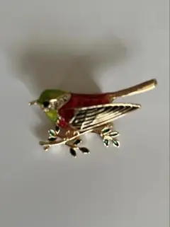 エナメル仕上げの鳥のブローチ