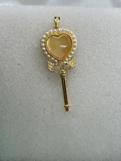黄蝶貝ハートの鍵風ペンダントトップ S925G