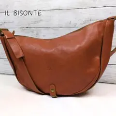 美品✨イルビゾンテ　ショルダーバッグ　ハーフムーン　三日月型　レザー　ロゴ型押し イルビゾンテ ショルダーバッグ レザー ハーフムーン ロゴ型押し