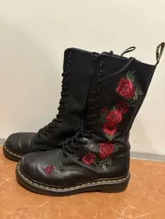ドクターマーチン1914 VONDA 薔薇刺繍 14ホールブーツ 黒 26cm ドクターマーチン1914 VONDA 薔薇刺繍 14ホールブーツ 黒 26cm - メルカリ