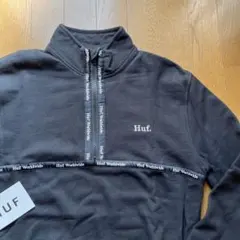 Huf. ハフ ワンポイント刺繍ロゴ入りハーフジップスウェット S