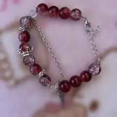 赤いビーズの王冠付きブレスレット