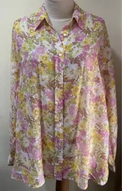 春に‥ほぼ新品　tradivarius 透け感 花柄ブラウス　長袖　完売品のサムネイル