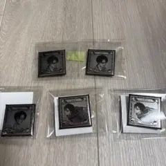 ピンズ 全3種5個 「進撃の巨人 リヴァイバースデースクエア缶バッジ」微笑み兵長