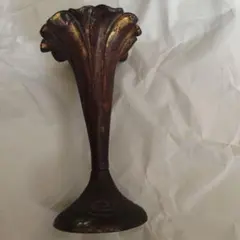 花柄デザインの金属製花瓶