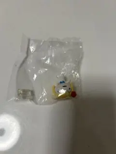 未使用の黄色と白のキャラクターガチャガチャ