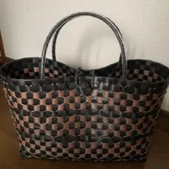 黒と茶色のチェック柄かごバッグ