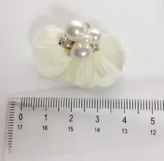 真っ白花びら クリップイヤリング　ブライダル　大ぶり　華やか